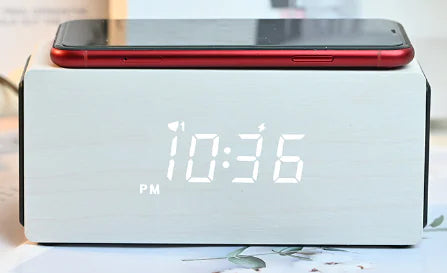Altavoz Bluetooth 15W con reloj LED y carga rápida inalámbrica